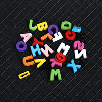 Vente en gros de lettres colorées de 8mm avec peinture A-Z en strass pour breloques de bricolage