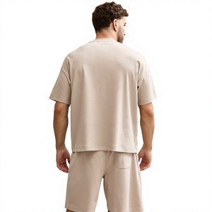 Ensemble t-shirt et short pour homme, couleur beige, col rond, tissu tricoté respirant, style décontracté pour l'été - Product Image 2