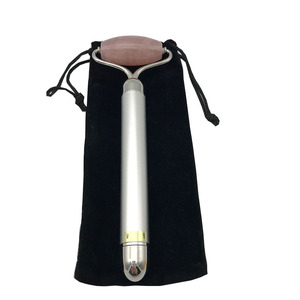 Nuevo <span class=keywords><strong>Rodillo</strong></span> <span class=keywords><strong>Facial</strong></span> Eléctrico <span class=keywords><strong>de</strong></span> <span class=keywords><strong>Cuarzo</strong></span> Rosa 3 en 1, <span class=keywords><strong>Masajeador</strong></span> <span class=keywords><strong>Facial</strong></span> Vibrador <span class=keywords><strong>de</strong></span> Jade, Color Rosa, Tamaño y Empaque Personalizables - Product Image 6