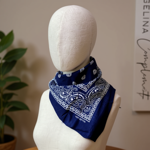 Sciarpa quadrata Angelina 54x54 cm in cotone blu navy con motivo paisley, da indossare su testa o collo - Product Image 3