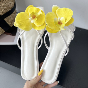 Sandales plates blanches d'été pour femmes, confortables, respirantes, légères, antidérapantes en TPR, motif floral tendance pour jeunes filles - Product Image 1