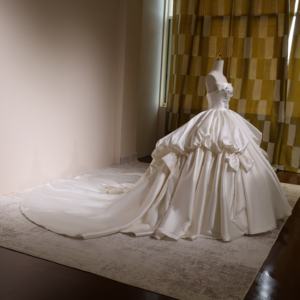 2025 सैटिन शादी की पोशाक तीन आयामी फूल मोती अनुसिन स्ट्रैपलेस गेंद का गाउन जिसमें धनुष चर्च ट्रेन के साथ आकार की ब्राइडल ड्रेस - Product Image 2