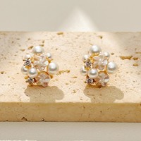 Boucles d'oreilles clous haut de gamme en laiton avec perles et zircons en forme de fleur