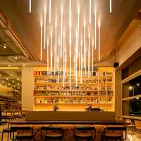 Étagère flottante ovale avec éclairage LED au plafond, en bois durable, recyclable et écologique, pour bar à vin, design d'intérieur personnalisé