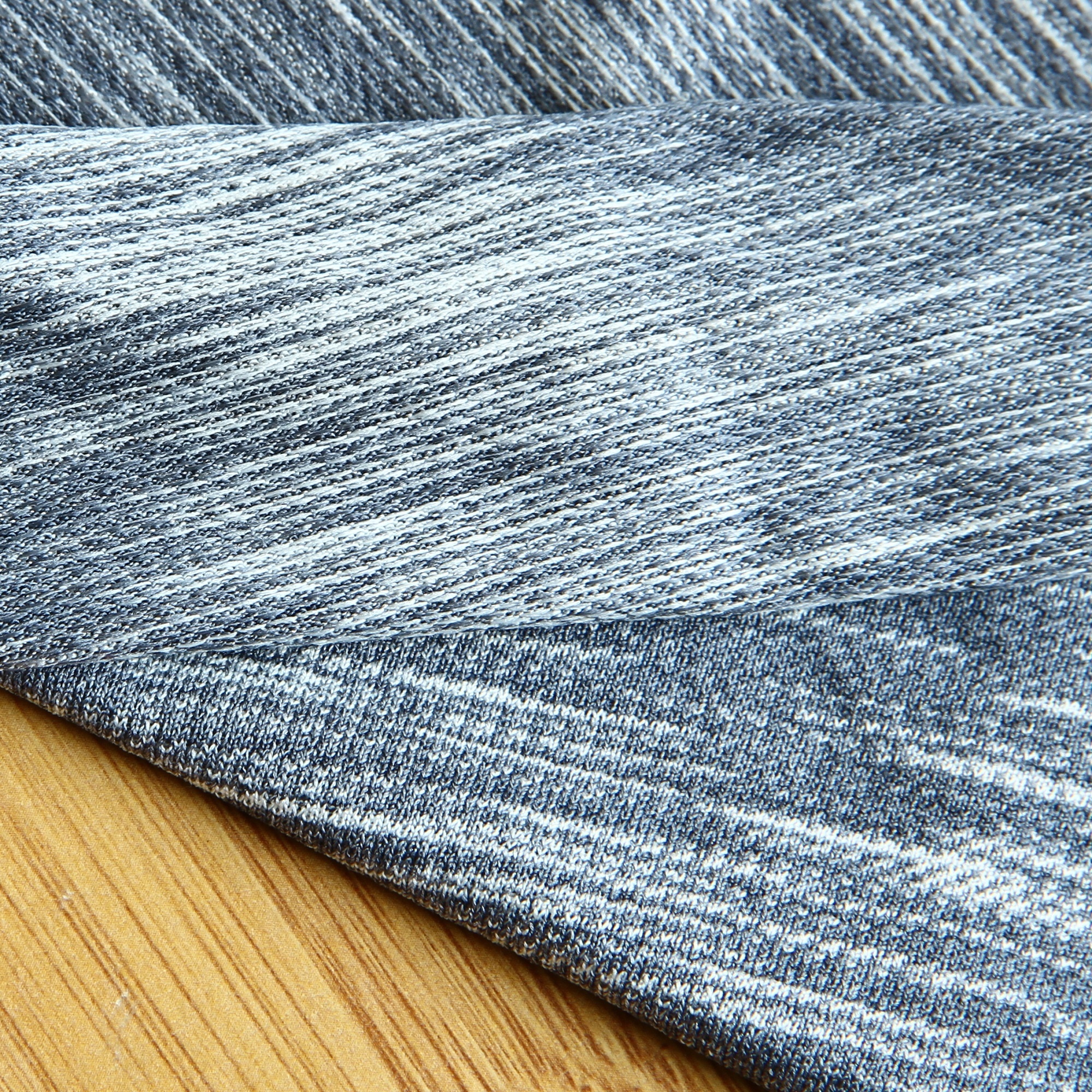 Gris oscuro