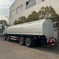 Camion-citerne Sinotruk HOWO 8x4 de marque chinoise avec déflecteur anti-ondes pour une conduite stable sur les routes rurales difficiles en Afrique