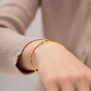 Brazalete Abierto Ajustable de Acero Inoxidable Minimalista con Cuentas Geométricas Cristianas Chapado en Oro de 18K Fanyue para Mujer - Product Image 4