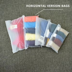 Bolsa de Plástico Esmerilado Personalizada con Cierre de Cremallera y Embalaje Novedoso de PE para Ropa - Product Image 5