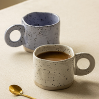 Tasse à Café et Thé Nordique en Porcelaine en Gros, Design à Points Noirs Mouchetés, Anse Anneau, Tasse à Thé Nordique en Céramique Blanche