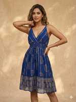 Robe mini bohème en rayonne imprimée à col en V pour femmes avec détails métalliques pour l'été, la plage et les vacances