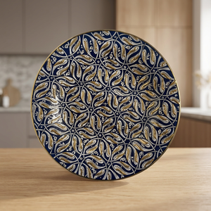 Assiette décorative en métal faite à la main, ronde, motif végétal oriental, bleu et or, peinte à la main - Product Image 3