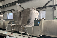 Machine de moulage de chocolat semi-automatique pour la fabrication de barres de chocolat, centre rempli d'une seule pièce, production de chocolat
