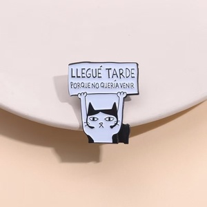 Llegó tarde porque no quería venir "Broche de gato con letra en español-Pin de solapa elegante para ropa y accesorios - Product Image 6