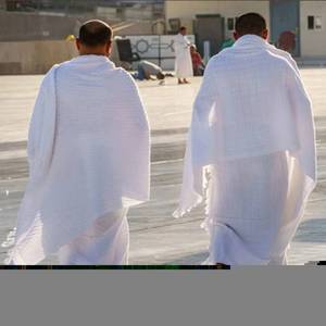 Ropa Ihram de poliéster transpirable antiestática al por mayor, atuendo tradicional musulmán para peregrinaciones, con icónicos regalos de Umrah - Product Image 3