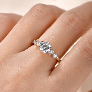 Anel de Moissanite Certificado GRA 1 Quilate, Anel de Platina de Alta Qualidade Personalizado por Atacado. - Product Image 4