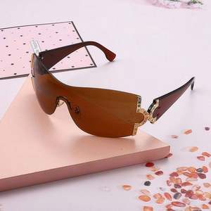 Lunettes de soleil enveloppantes de luxe avec logo personnalisé, diamants, modèle 2022, surdimensionnées, pour femmes - Product Image 4