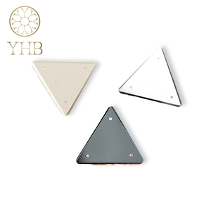 พลอยเทียมทรงสามเหลี่ยมเย็บบนหินสำหรับงานประดิษฐ์ทำด้วยตัวเองแก้วสำหรับงานเย็บด้วยมือสองรูแผ่นเรียบคุณภาพสูงเครื่องตัดรองเท้าสต็อก1กล่อง - Product Image 4