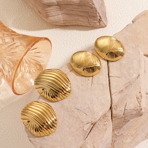 Boucles d'oreilles carrées en acier inoxydable plaqué or à la mode Les goujons irréguliers Bump Lava ne se décolorent pas - Product Image 3