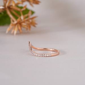 Anillo Apilable Delicado con Diseño de Chevron Curvo para Mujer, Brillante en Forma de V, Regalo para Ella, Elegante Anillo de Boda de Moissanita en Oro Rosa - Product Image 5