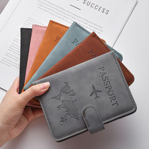 Portefeuille de voyage tendance avec logo personnalisé, étui de passeport en cuir PU avec boucle magnétique, porte-passeport familial avec blocage RFID - Product Image 1