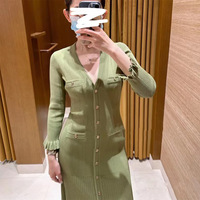 Robe Midi Tricotée Sandro pour Femme, Nouvelle Collection Printemps, Élégante, Ajustée, Volants, Mode Française, Boutons Décoratifs, Vêtements de Boutique pour Dames