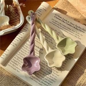 Cuchara de cerámica con forma de estrella retorcida, color sólido, creativa, para café, postres, fiestas, estilo moderno - Product Image 2