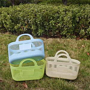 Cesta de almacenamiento de plástico rectangular con asa para artículos de baño y uso en dormitorios - Product Image 2