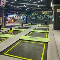 Parc de trampolines commercial personnalisé de petite taille avec mur de jeu interactif, fosse à balles et zone de jeux multi-activités pour centre commercial et centre de jeux