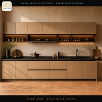 Cuisine complète sur mesure style Japandi, finition mate sable chaud mocha, étagère ouverte, plan de travail en pierre noire, fabrication OEM