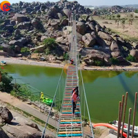 Aire de jeux extérieure, parc d'attractions, manèges, pont Skywalk, pont en bois, pont panoramique en verre de montagne