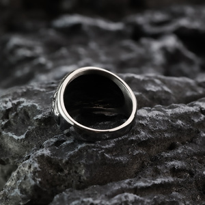 แหวนผู้ชายทรงกลมสไตล์นอร์ดิกวินเทจ ทำจากสแตนเลส ดีไซน์ลายเซลติก น็อต รูปทรงเรขาคณิต สไตล์เรโทร เหมาะสำหรับใส่ทุกวัน สีเหล็ก รุ่น 03507 - Product Image 3