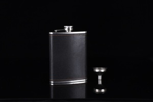 Ensemble cadeau personnalisé de flacon à liqueur en acier inoxydable de 8 oz avec enveloppe en cuir et entonnoir - Product Image 3