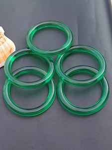 Bracelets en résine colorés de créateur pour femmes avec motifs faits à la main, forme élégante, construction durable - Product Image 5