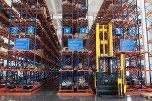 Sistema di Scaffalature per Corridoi Molto Stretti con Elevata Capacità di Carico, Scaffali Industriali per Magazzino con Carrelli VNA, Scaffalature ad Alta Densità - Product Image 6
