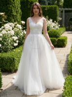 Gaun Pengantin dengan Ekor, Gaun Pengantin untuk Pengantin Wanita Ukuran Besar, Tanpa Punggung, Aplikasi Renda, Model Ball Gown, Gaun Pengantin Custom Warna Ivory