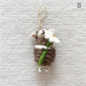 Nepalese fatto a mano in lana di feltro fiore rosso a forma di cuore piccole decorazioni appese in lana portachiavi borse ciondolo regalo - Product Image 5
