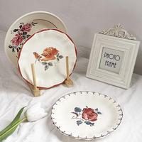 Assiettes en céramique à motifs floraux rétro, assiette en porcelaine vintage à motif de rose dessiné à la main, bord ondulé, style Ins, assiette à dîner et à dessert pour la décoration de la maison