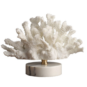 Escultura de Resina de Coral Artificial con Base de Mármol Blanco, Decoración Oceánica para el Hogar, Figura Decorativa para Sala de Estar, Regalo Artístico al por Mayor, OEM Ecológico - Product Image 1