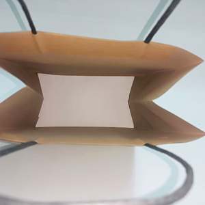 Sac en papier kraft brun recyclable avec logo personnalisé et poignée en papier noir SP3048 - Product Image 5