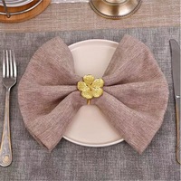 Anneaux de serviette, supports de Noël, fleurs en or rose d'automne, décoration de table élégante, dîner de famille, fête d'anniversaire, mariage