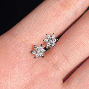 Orecchini a Perno con Fiore, Placcati in Oro Bianco, Zirconi Taglio Brillante Rotondo, Montatura a Griffe, Regalo per Donne, Gioielli alla Moda - Product Image 4