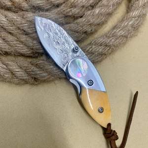 다마스커스 스틸 미니 키 체인 포켓 나이프 남성 휴대용 구름 패턴 암소 뼈 자개 손잡이 천국 지구 상자 CN XF-0159 - Product Image 6