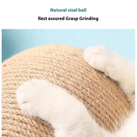 Grosir mainan panjat hewan peliharaan desain modis kayu tahan lama bola garuk kucing tahan aus dengan tali Sisal