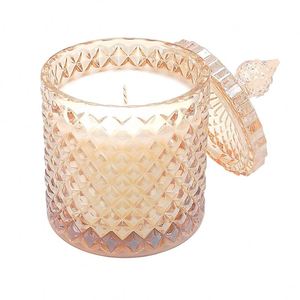 Bougie parfumée vintage en verre rose avec couvercle, pot cylindrique pour aromathérapie - Product Image 1