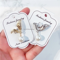 Broches de luxe personnalisées directement de l'usine pour robes féminines, vestes masculines, vêtements et sacs – Designs de logo personnalisables