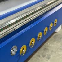 Routeur CNC ATC à commande Syntec haute vitesse avec moteur et boîte de vitesses pour la fabrication de panneaux composites en aluminium