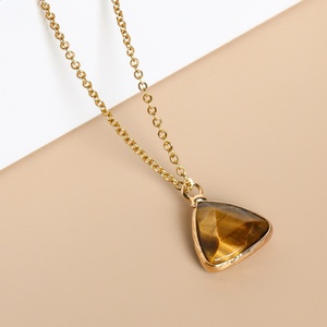 Collar de Cadena de Eslabones de Acero Inoxidable para Mujer con Colgante Triangular Facetado de Cristal de Amatista, Diseño Moderno de Corazones y <span class=keywords><strong>Amor</strong></span> - Product Image 2
