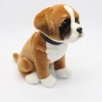 Peluche personnalisée réaliste de chiot Boxer brun et blanc assis, avec marquage facial détaillé et oreilles tombantes, animal en peluche Boxer