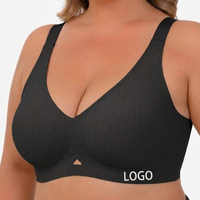 Sujetador sin costuras negro acanalado SHANGBINI, talla grande, sin aros, con copas moldeadas en V profundo, banda recortada y tirantes lisos.