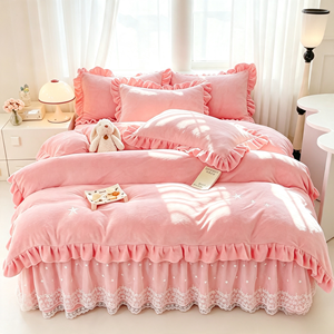 Parure de lit en velours de lait de qualité supérieure, jupe de lit romantique à volants en dentelle, ensemble de <span class=keywords><strong>housse</strong></span> de <span class=keywords><strong>couette</strong></span> douillette et chaude, fourniture en gros de textiles de lit - Product Image 1